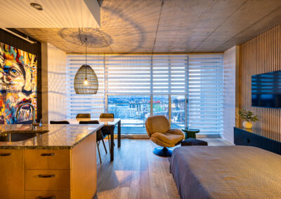 Petit condo du vieux québec comprenant le salon, la cuisine et la salle à manger dans la même pièce