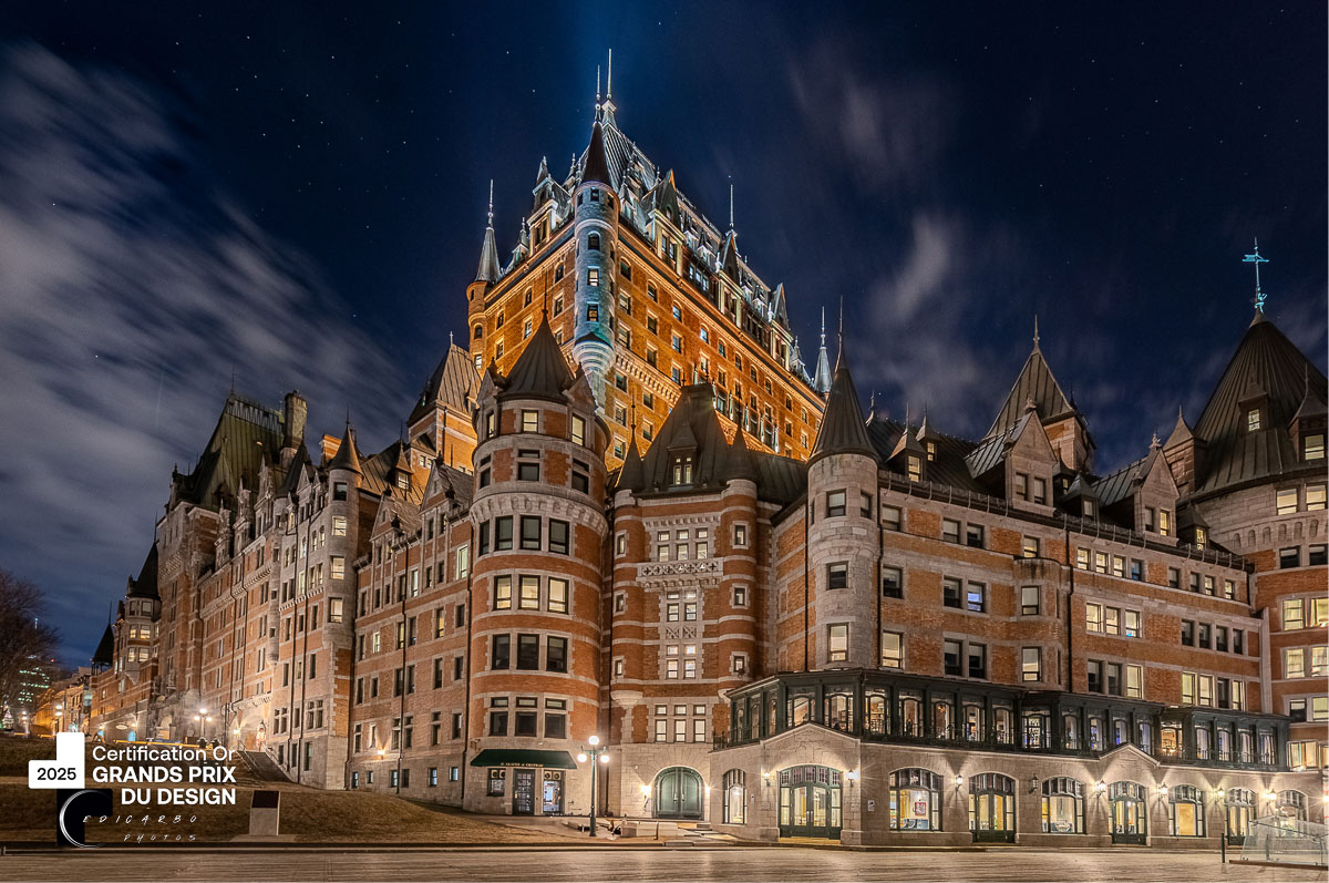 Photographie architecturale la nuit de l'hôtel Le Château Frontenac qui a reçu prix distinction par Int.Design International avec logo