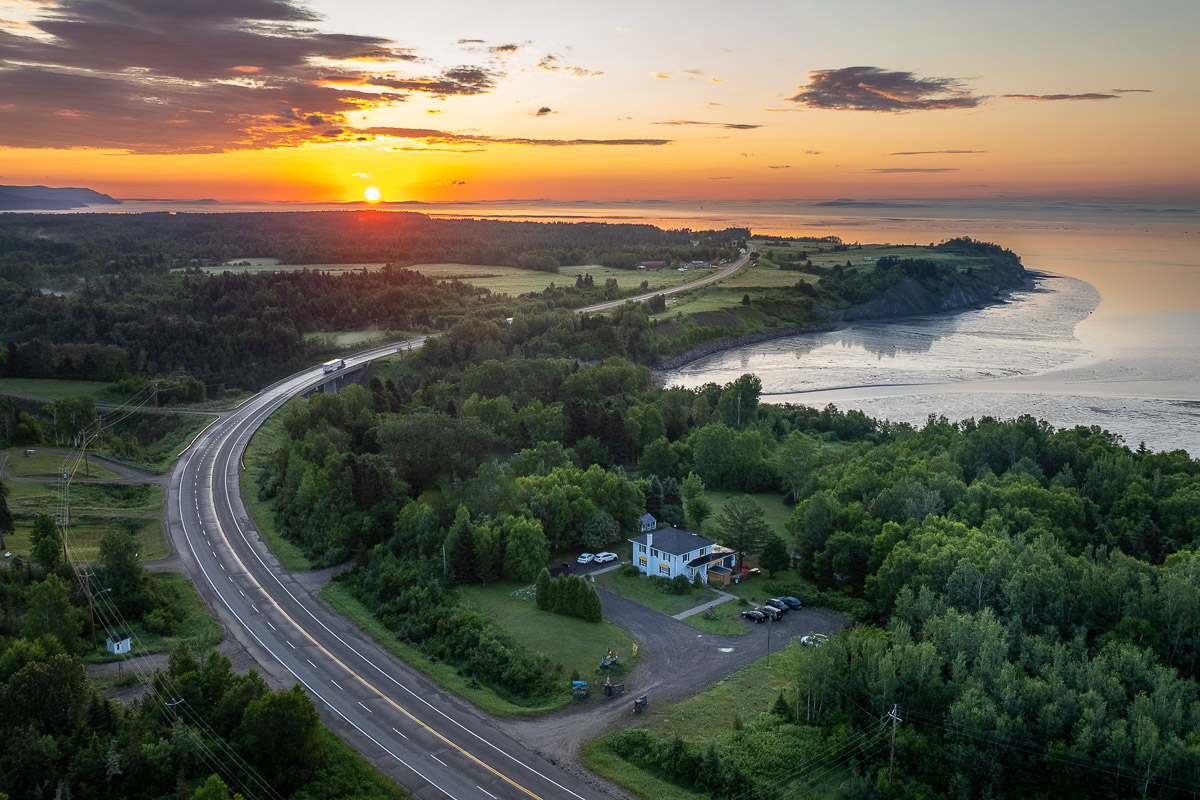 drone au lever de soleil à Baie Sainte-Catherine dans la région de Charlevoix, à proximité de Tadoussac pour la mise en valeur d'une auberge