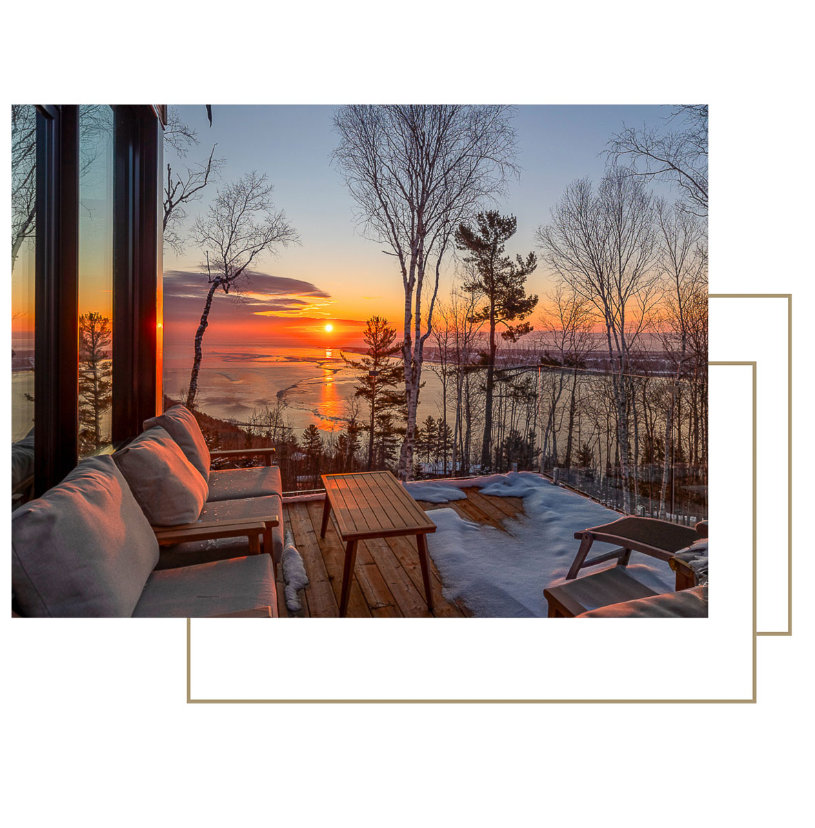 photo de lever de soleil en hiver avec vue imprenable sur le fleuve dans un chalet à louer dans charlevoix