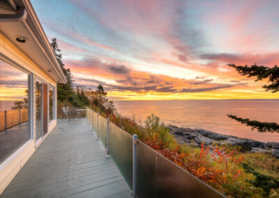 vue du lever de soleil sur le fleuve saint-laurent sur la côte nord dans un chalet locatif